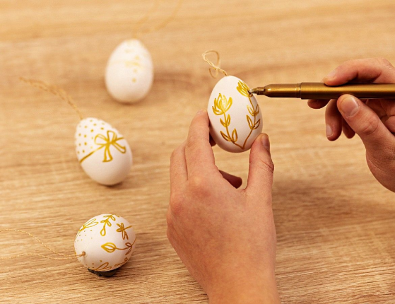 Декоративные яйца для раскрашивания РАДОСТЬ ТВОРЧЕСТВА, 6 см (упаковка 4 шт.), золотой маркер