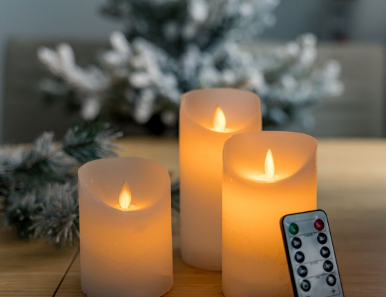 Набор восковых свечей МЕРЦАЮЩИХ, белых, тёплые белый LED-огни, колышущееся пламя, 7.5х10-12.5-15 см, батарейки, таймер, диммер, ПДУ, 3 шт.