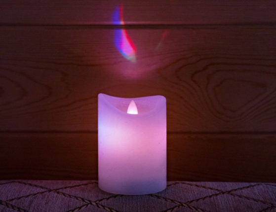 Светодиодная восковая свеча ЖИВОЙ РАДУЖНЫЙ ОГОНЁК, белая, RGB LED-огонь колышущийся, 7.5х10 см, таймер, батарейки