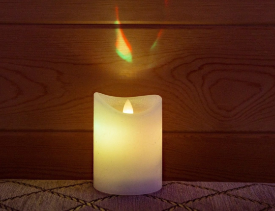 Светодиодная восковая свеча ЖИВОЙ РАДУЖНЫЙ ОГОНЁК, белая, RGB LED-огонь колышущийся, 7.5х10 см, таймер, батарейки