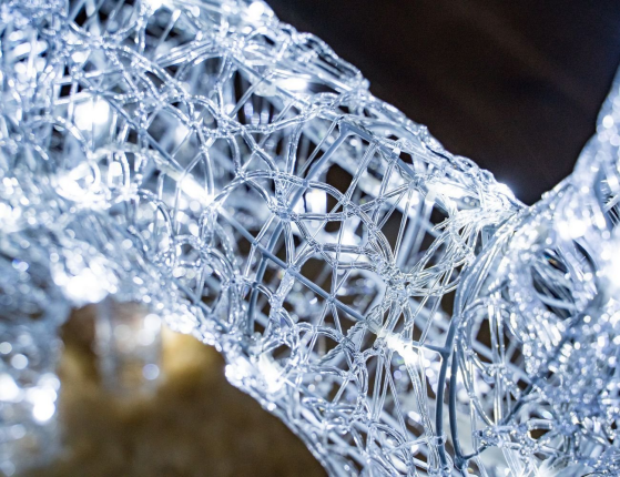 Светящаяся фигура АЖУРНЫЙ ОЛЕНЬ прозрачные акриловые нити, 80 холодных белых LED-огней, 90 см+5 м, уличный