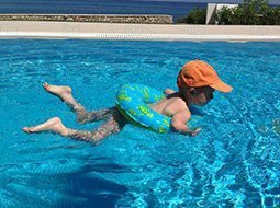 Соблюдайте меры предосторожности при купании детей в бассейнах